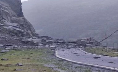 Badrinath highway blocked due to heavy rain in Chamoli, commuters stranded Uttarkashi highway