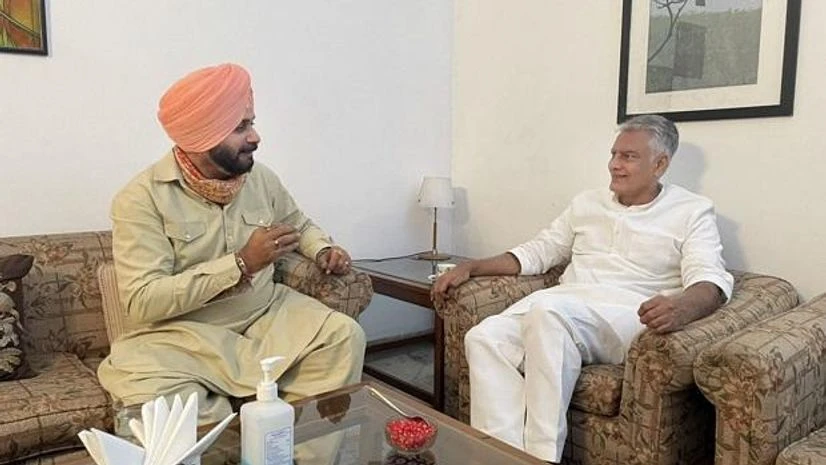 Sunil Jakhar, Navjot Singh Sidhu Congress leader Navjot Singh Sidhu meets Punjab Congress chief Sunil Jakhar at his residence in Panchkula (Photo: PTI)