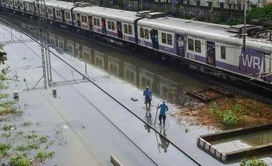 Heavy rains continue unabated in Mumbai for 4th day, local trains delayed Mumbai rain