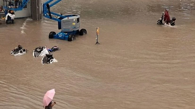 Zhengzhou rainfall, China rainstorm Pictures published by state media showed large sections of city roads submerged, while videos posted on social media showed passengers in flooded-out subway cars. (Photo: Bloomberg)