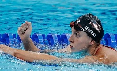 Katie Ledecky easily wins 1500 freestyle in Tokyo, her first gold of games Katie Ledecky