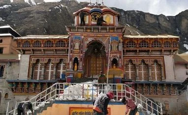 Travel operators wants ban on outside state vehicles on Chardham route Chardham Yatra