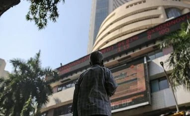 Indices end in the red but bulls fight back; HDFC shines after Q4 show Sensex