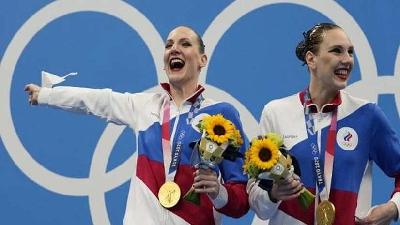 Svetlana Kolesnichenko, Svetlana Romashina, Tokyo Olympics First placed Svetlana Kolesnichenko and Svetlana Romashina of Russian Olympic Committee celebrate during the medal ceremony of the duet free routine final at the the 2020 Summer Olympics, Wednesday, Aug. 4, 2021, in Tokyo, Japan. (AP Photo)