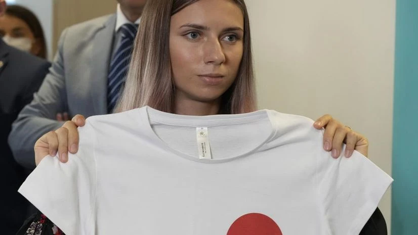 Krystsina Tsimanouskaya, Tokyo Olympics 2021 Belarusian Olympic sprinter Krystsina Tsimanouskaya, who arrived in Poland on Wednesday fearing reprisals at home after criticizing her coaches at the Tokyo Games, holds up an Olympic-related T-shirt with the slogan "I Just Want to Run" (Photo: AP)