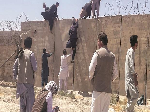 Warga Afghanistan memadati bandara internasional Kabul