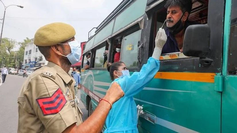 A health worker in Jammu takes the swab sample of a bus driver to test for Covid-19 on Friday, August 27, 2021. A health worker in Jammu takes the swab sample of a bus driver to test for Covid-19 on Friday, August 27, 2021.