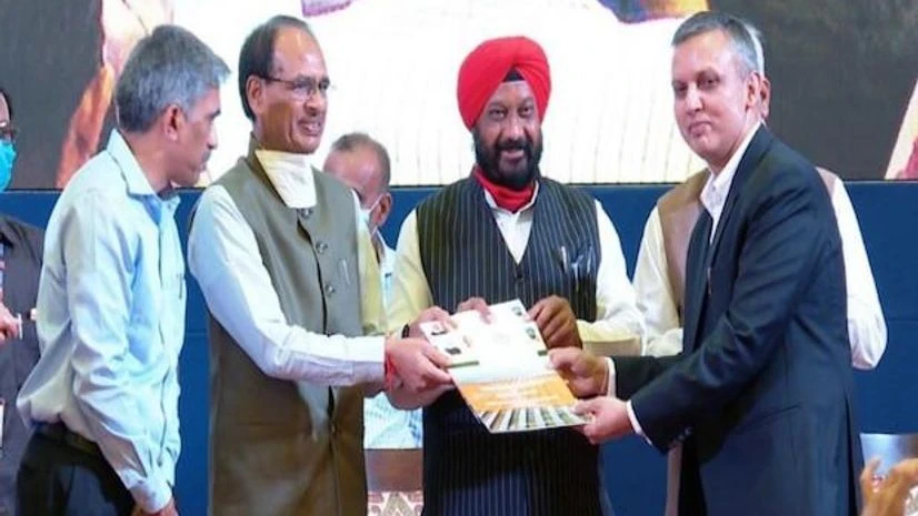 Mohit Bhargava, CEO, NTPC Renewable Energy, receiving a letter of award for 325 Mw of solar capacity at Shajapur solar park from Madhya Pradesh chief minister Shivraj Singh Chauhan at Bhopal on Wednesday. Hardeep Singh Dang, state new and renewable e Mohit Bhargava, CEO, NTPC Renewable Energy, receiving a letter of award for 325 Mw of solar capacity at Shajapur solar park from Madhya Pradesh chief minister Shivraj Singh Chauhan at Bhopal on Wednesday. Hardeep Singh Dang, state new and renewable e