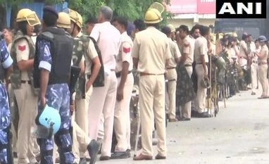 Farmers in Karnal for mahapanchayat, officials hold talks with leaders Security personnel, farmers protests, Karnal