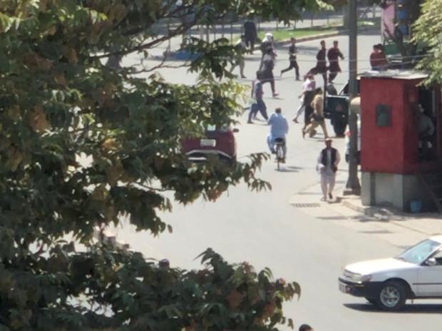 Foto-foto perapian Taliban untuk membubarkan kerumunan di anti-Pakistan disampaikan di Kabul thumbnail