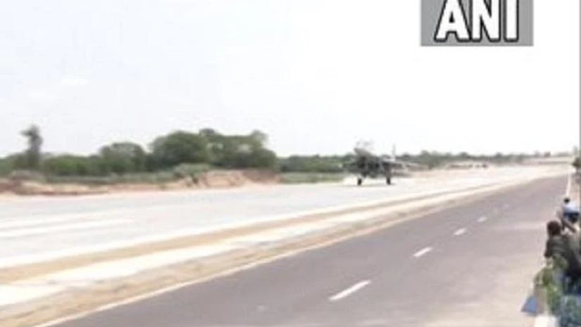 Sukhoi Su-30 MKI fighter aircraft lands at Emergency Field Landing at the National Highway in Jalore, Rajasthan Sukhoi Su-30 MKI fighter aircraft lands at Emergency Field Landing at the National Highway in Jalore, Rajasthan