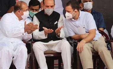 Rahul visits Vaishno Devi, asks Congress workers to chant 'Jai Mata Di' Rahul Gandhi