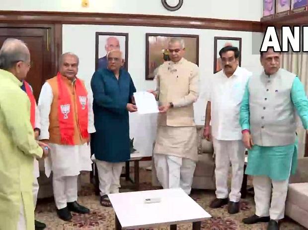 Gujarat CM-designate Bhupendra Patel meets Guv; stakes claim to form govt Gujarat CM-designate Bhupendra Patel meets Guv; stakes claim to form govt