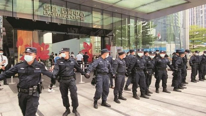 Evergrande Headquarters Security personnel form a human chain as they guard outside the Evergrande's headquarters, where people gathered to demand repayment of loans and financial products. (Photo: Reuters)