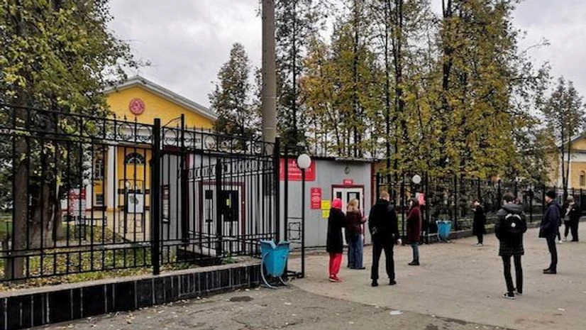 Russia shooting People gather outside the Perm State University after a gunman opened fire there, in Perm, Russia (Photo: Reuters)