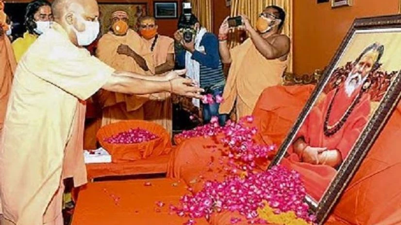 Yogi Adityanath, Mahant Narendra Giri Yogi Adityanath, Mahant Narendra Giri
