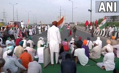 Bharat Bandh: Delhi Police shuts traffic movement towards Ghazipur from UP Bharat Bandh, farmers protests, Ghazipur border