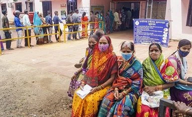 Covid LIVE: Cumulative vaccine doses administered cross 926 million vaccination