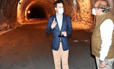 From Z-Morh to Zojila tunnels, Ladakh to get a bit closer to Srinagar Union Minister for Information and Broadcasting Shri Anurag Singh Thakur visits Zojila and Z-Morh tunnel projects in Sonamarg and inspects the work in progress on these projects
