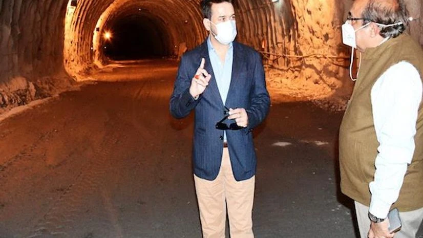 Union Minister for Information and Broadcasting Shri Anurag Singh Thakur visits Zojila and Z-Morh tunnel projects in Sonamarg and inspects the work in progress on these projects Union Minister for Information and Broadcasting Shri Anurag Singh Thakur visits Zojila and Z-Morh tunnel projects in Sonamarg and inspects the work in progress on these projects