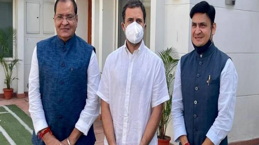 yashpal arya Former Congress President Rahul Gandhi welcomes Yashpal Arya (L) and his son Sanjeev (R) to the party. Photo: Twitter