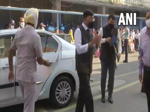 Health minister meets Manmohan Singh at AIIMS, enquires about his health