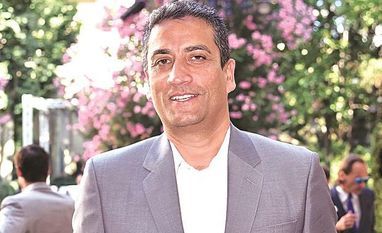 Burberry appoints Versace boss as CEO with a £6-mn 'golden hello' Jonathan Akeroyd, Burberry