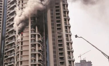 Man jumps off 19th floor after blaze in Mumbai flat, dies: Report Mumbai flat fire