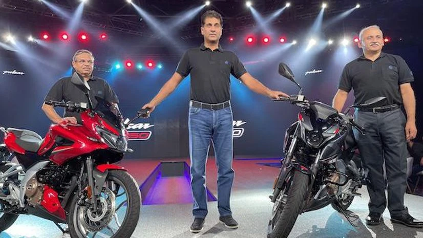 Bajaj Auto (L-R) Pradeep Shrivastava, Executive Director, Rajiv Bajaj, MD and Rakesh Sharma, ED - Bajaj Auto Ltd Launch The New Pulsar F250 & N250