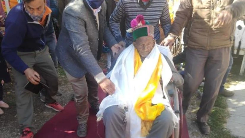 shyam saran negi Shyam Saran Negi, believed to be India's oldest voter at 104 years of age, cast his ballot on Saturday in the Mandi Parliamentary by-poll in Himachal Pradesh. Photo: ANI