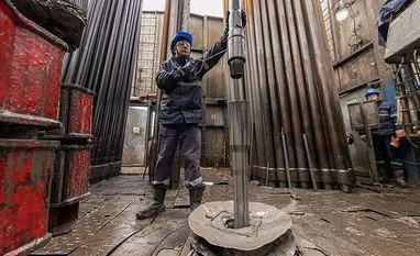 Oil prices fall amid concerns on renewed restrictions over Omicron spread Oil, gas