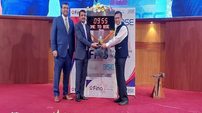 Fino Payments Bank Ashish Chauhan, MD&CEO, BSE presents a memento to Rishi Gupta, MD&CEO, Fino Payments Bank and Ketan Merchant, CFO, Fino Payments Bank at the listing ceremony at BSE