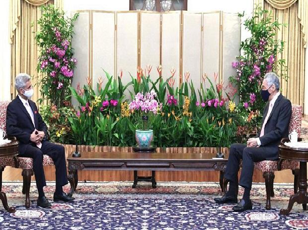 Jaishankar meets Singapore PM, top ministers to bolster bilateral ties Jaishankar meets Singapore PM, top ministers to bolster bilateral ties