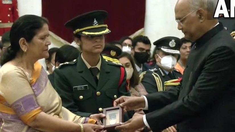 Late Major Dhoundiyal accorded Shaurya Chakra; wife, mother receive award Late Major Dhoundiyal accorded Shaurya Chakra; wife, mother receive award