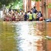 NDRF personnel evacuate the residents of Kendriya Vihar from a flooded area due to overnight rain and a breach of adjacent Yelahanka lake wall, in Bengaluru (Photo: PTI)