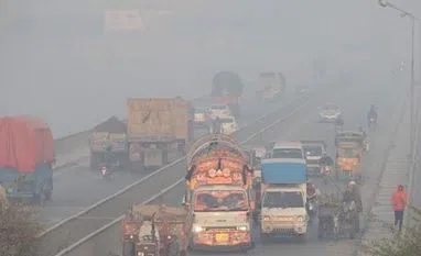 Lahore, air pollution Vehicles move amid dense smog in Lahore (Photo: Reuters)