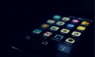 Global smartphone shipments decline more than 18% in holiday quarter Global smartphone shipments decline over 18% fall in holiday quarter