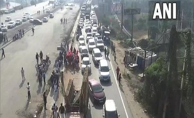 Farmers leave from Delhi borders in convoys; traffic slows down on highways Farmers vacate Delhi borders