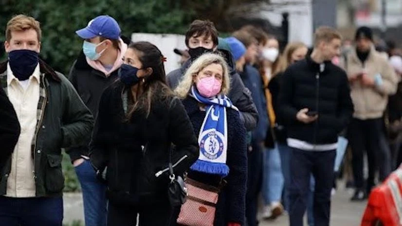 People queue for a booster dose outside a coronavirus disease pop-up vaccination centre at Chelsea football ground, Stamford Bridge in London (Photo: Reuters) People queue for a booster dose outside a coronavirus disease pop-up vaccination centre at Chelsea football ground, Stamford Bridge in London (Photo: Reuters)