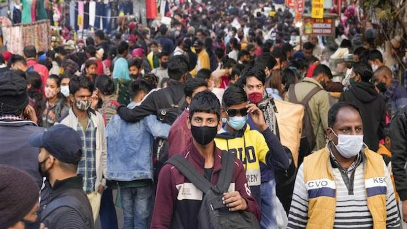 Sarojini Nagar market Crowded Sarojini Nagar market amid rising cases of Omicron variant of Covid, in New Delhi (Photo: PTI)