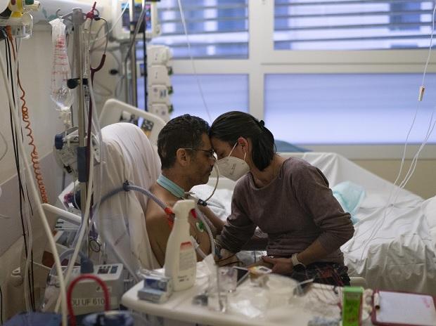 Covid Christmas in French ICU: Fear, fatigue and loving care