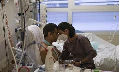 Covid Christmas in French ICU: Fear, fatigue and loving care France