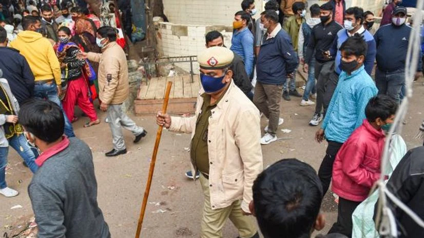Sarojini Nagar A policeman monitors the crowd at the Sarojini Nagar market operating on the odd-even system as per guidelines set by the Delhi government, in New Delhi (Photo: PTI)