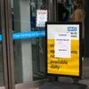 A sign shows the waiting time for visitors queuing for Covid-19 vaccinations at a National Health Service (NHS) walk-in vaccine center at Romford, U.K., on Monday, Dec. 13, 2021. Photo: Bloomberg