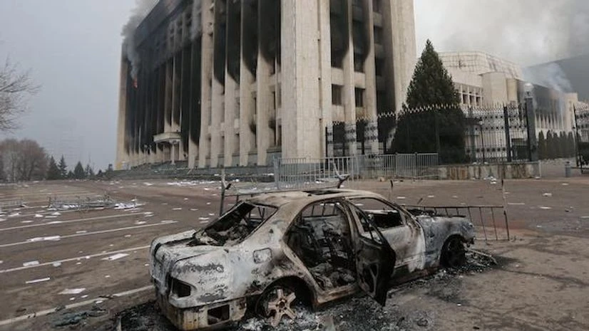 A burned car is seen in front of the mayors office building which was torched during protests triggered by fuel price increase in Almaty, Kazakhstan (Photo: Reuters) A burned car is seen in front of the mayors office building which was torched during protests triggered by fuel price increase in Almaty, Kazakhstan (Photo: Reuters)