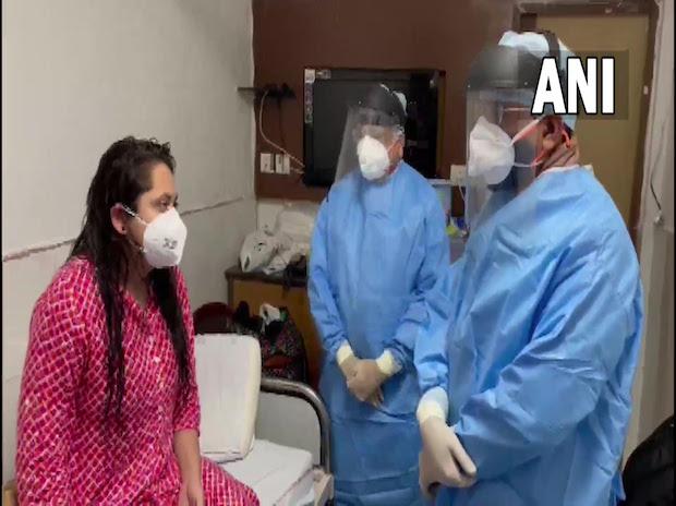 Mandaviya meets doctors, HCWs who tested Covid positive at AIIMS Delhi