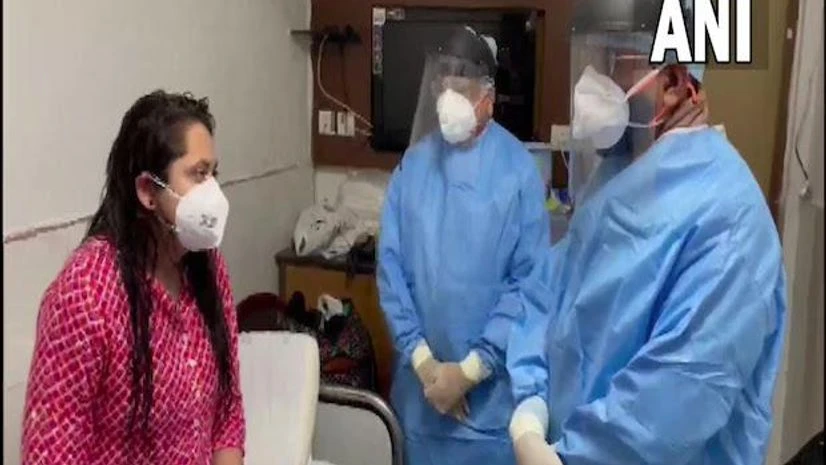 Union Health Minister Mansukh Mandaviya Mandaviya meets doctors, HCWs who tested Covid positive at AIIMS Delhi