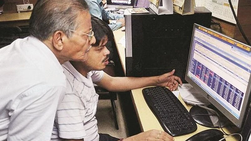 MARKET LIVE: Sensex down 300pts, Nifty below 17,250; Airtel, HDFC down 2% MARKET LIVE: Sensex down 300pts, Nifty below 17,250; Airtel, HDFC down 2%