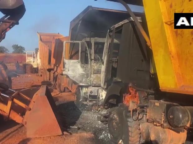 Suspected Maoists set fire to vehicles in Jharkhand