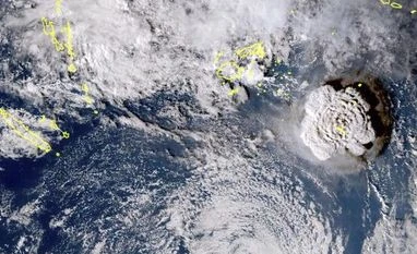 Tonga volcano eruption triggers evacuation advisories, waves in Japan Tonga tsunami, Tsonga tsunami